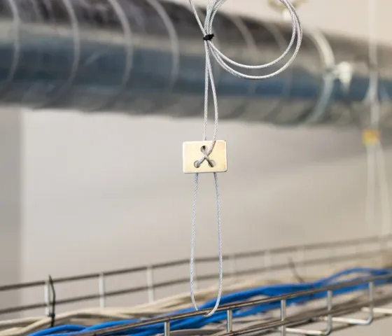 Cable tray suspended with V.LOCK above a ceiling