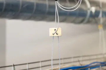 Cable tray and basket suspended with V.LOCK above a ceiling