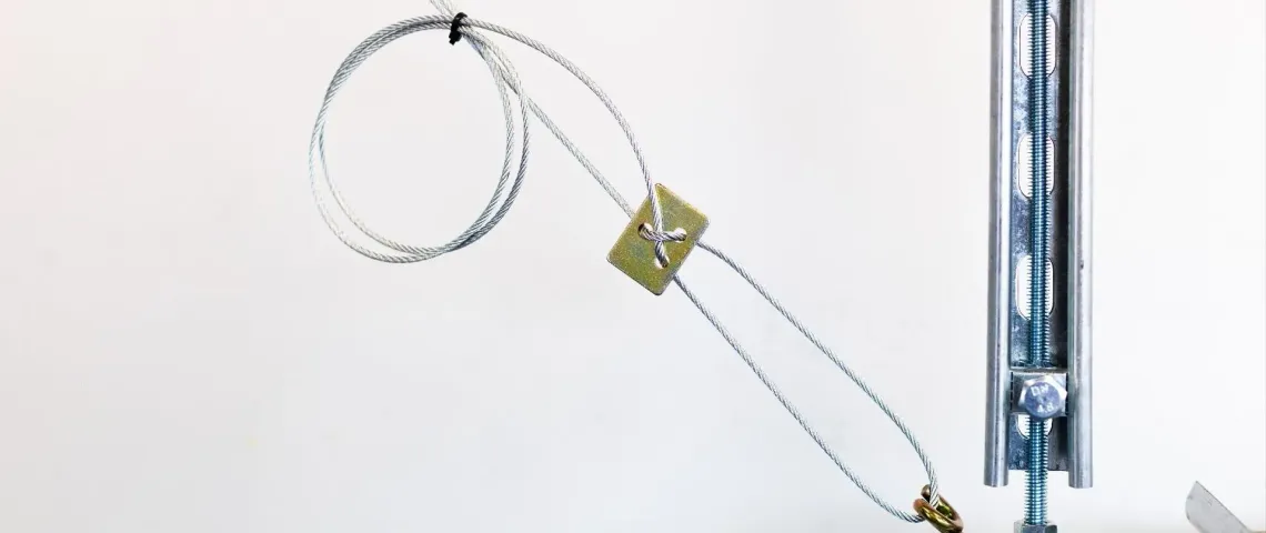 V.LOCK suspension in three steps: secure the hanger, loop the wire, set the height